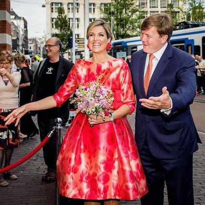 La reina Máxima con un alegre vestido rojo de Natan durante la inauguración del Holland Festival en Ámsterdam en junio de 2016 (Foto: Instagram @queen.maxima)