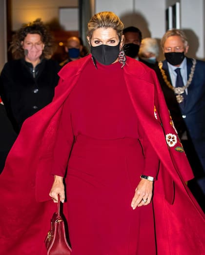 La reina Máxima con un tapado con bordado floreado de Oscar de la Renta y un vestido rojo de Massimo Dutti durante una actividad en octubre de 2020 (Foto: Instagram @patrickvkatwijk)