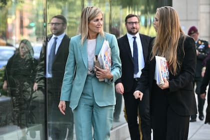 La Reina Máxima de los Países Bajos (izq.) y Catalina Amalia (der.), Princesa de Orange, llegan a la Corporación Financiera Internacional en Washington, DC, el 22 de septiembre de 2025