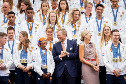 La reina Máxima, descontracturada al posar con los deportistas de los Países Bajos que compitieron en los Juegos Olímpicos 2024 (Foto: Instagram/@KoninklijkHuis)