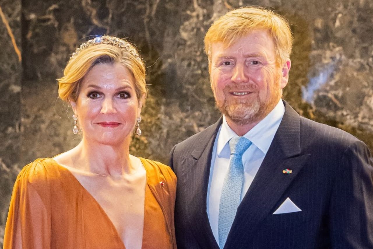 La reina Máxima con vestido marrón y tiara en banquete de estado en Paramaribo
