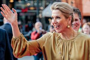 La reina Máxima deslumbró con su look dorado durante una actividad en la ciudad de Enschede (Foto: Instagram @koninklijkhuis / @queen.maxima)