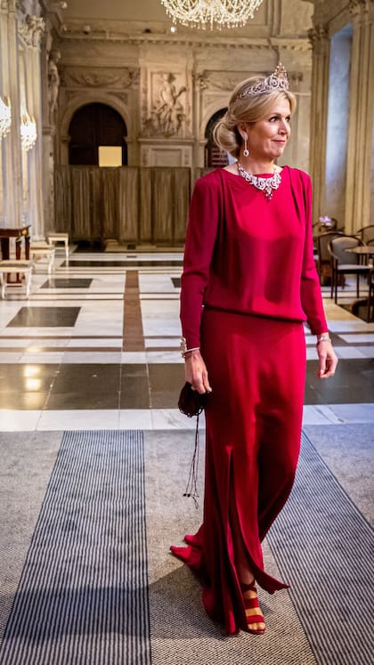 La reina Máxima deslumbró con un look total red en el Palacio Real (Foto: Instagram @patrickvkatwijk)