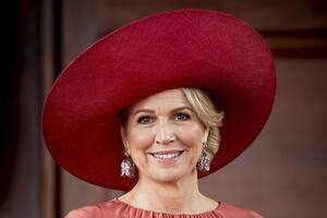 La reina Máxima dio inicio a su visita de estado a Kenia y se lució con un elegante look con plumas (Foto: Instagram @queen.maxima / @patrickvkatwijk)