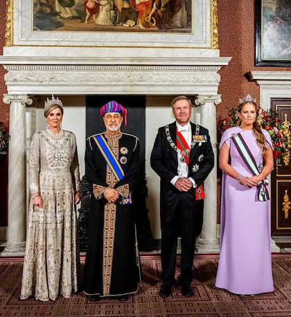 La reina Máxima, el sultán de Omán, Haitham bin Tariq, el rey Guillermo Alejandro y la princesa Amalia en el banquete de estado en el Palacio Real de Ámsterdam (Foto: Instagram @koninklijkhuis)