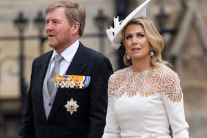 Máxima deslumbró en la coronación de Carlos III con su look total white