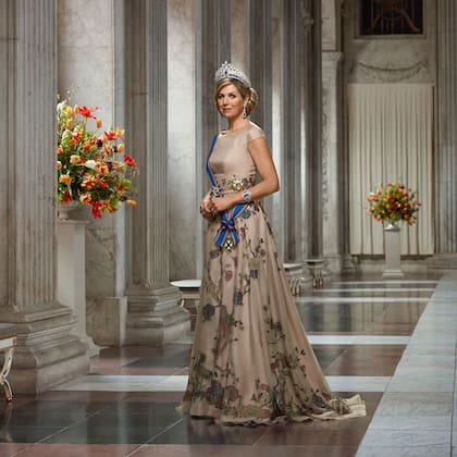 La reina Máxima llevó un vestido de Jantaminiau para las fotos oficiales de 2018 a cargo de Erwin Olaf (Foto: Instagram @koninklijkhuis)