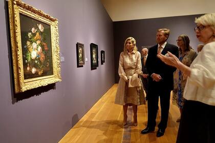 La reina Máxima luce una falda y blusa de seda en color crema de la firma Natan Couture