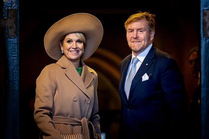 La reina Máxima lució elegante con un tapado marrón y una pámela a tono (Foto: Instagram @patrickvkatwijk)