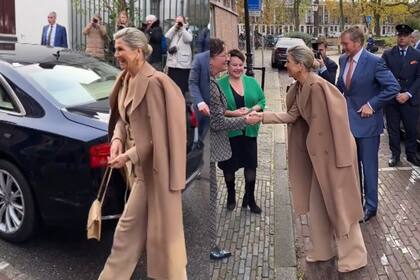 La reina Máxima lució elegante con un traje marrón y un abrigo a tono (Foto: Captura de video / Instagram @eo_blauwbloed)