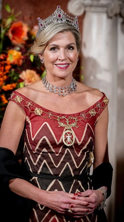 La reina Máxima lució un vestido rojo de Jantaminiau para el banquete estatal en el Palacio Real