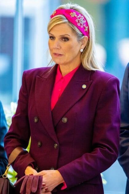 La reina Máxima lució una sola gama de colores tintos y fucsia