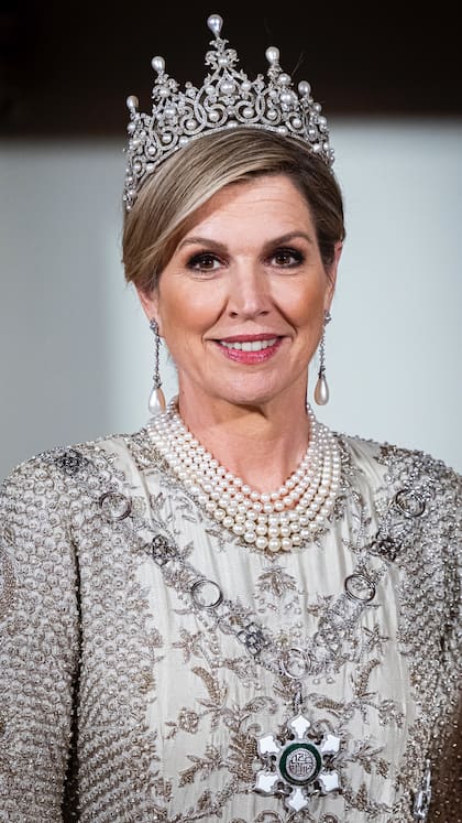 La reina Máxima lució una tiara con perlas y diamantes que perteneció a la reina Guillermina (Foto: Instagram @patrickvkatwijk)