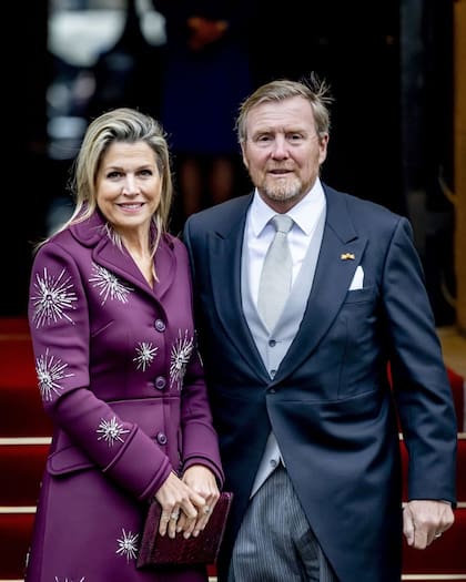 La reina Máxima participó de la recepción de Año Nuevo en el Palacio Real y se lució con un elegante outfit morado con un bordado de estrellas (Foto: Instagram @vorsten_nl)