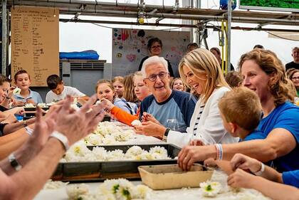 La reina Máxima participó de los preparativos para el desfile de flores de Zundert (Foto: Instagram @koninklijkhuis)