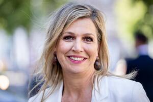 La reina Máxima participó de una actividad en Róterdam y causó furor con el prendedor que llevó en el hombro (Foto: Instagram @patrickvkatwijk)