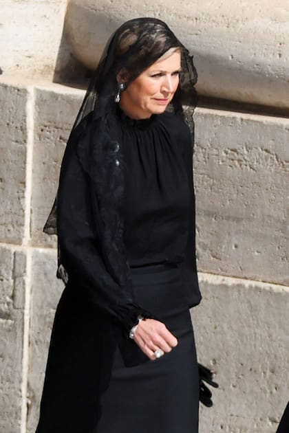 La reina Máxima, quien el día previo había festejado su cumpleaños número 54, lució una maxifalda de Maison Valentino y unos stilettos Gianvito Rossi. Fue en solitario, sin el
rey Guillermo Alejandro.