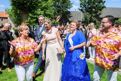 La reina Máxima se lució con un cómodo y elegante outfit durante su actividad (Foto: Instagram @koninklijkhuis)