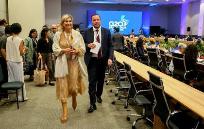 La reina Máxima se lució con un diseño en tonos marrones durante su paso por Río de Janeiro (Foto: Instagram @koninklijkhuis)