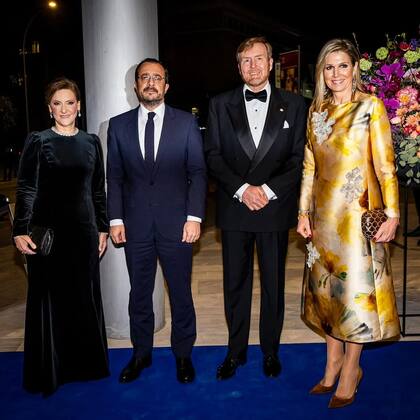La reina Máxima se lució con un distinguido vestido amarillo con estampa para su última actividad en Chipre (Foto: Instagram @queen.maxima / Patrick van Emst)