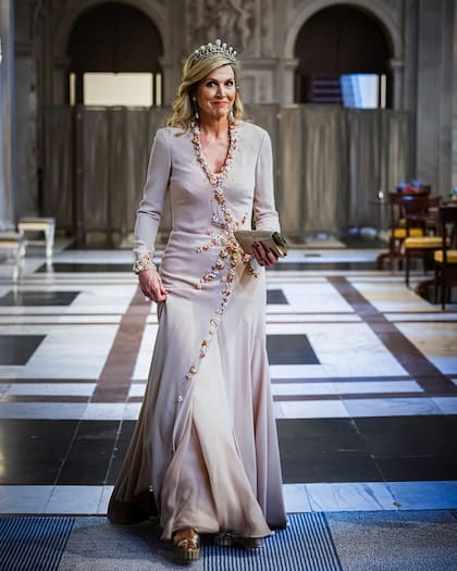 La reina Máxima se lució con un sofisticado vestido largo con un distinguido bordado (Foto: Patrick van Katwijk)