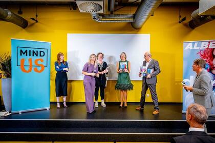 La reina Máxima se lució con un vestido verde con plumas (Foto: Instagram @ons.mindus)