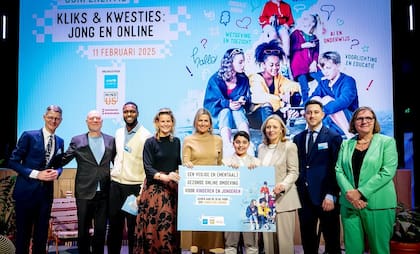 La reina Máxima se lució durante su actividad en Ámsterdam con una blusa marrón y una pollera larga haciendo juego (Foto: Instagram @koninklijkhuis)