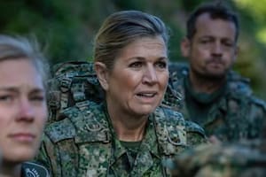 La reina Máxima se puso un conjunto camuflado y participó de un intenso entrenamiento en el bosqueb(Foto: Instagram @koninklijkhuis)