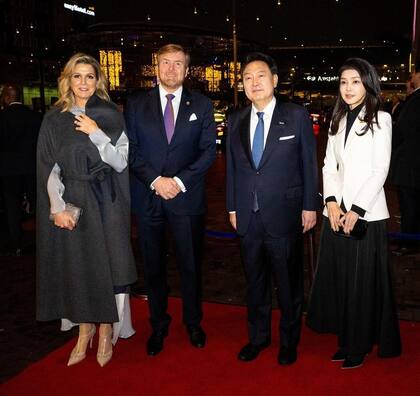 La reina Máxima se robó todas las miradas con su elegante capa gris (Foto: Instagram @koninklijkhuis / Mischa Schoemaker)