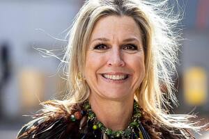 La reina Máxima se robó todas las miradas en Róterdam con un llamativo collar de plumas (Foto: Instagram @queen.maxima / @patrickvkatwijk)