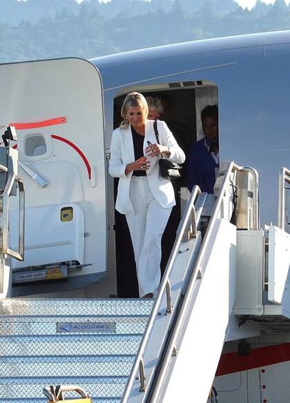 La reina Máxima utilizó un look sencillo para bajar del avión