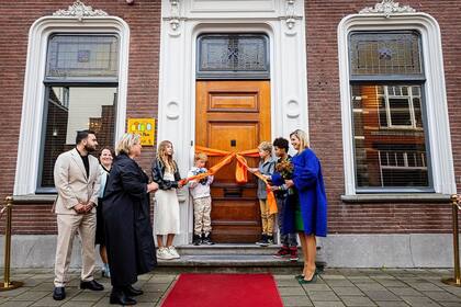 La reina Máxima visitó la localidad de Waalwijk para la inauguración de Dushi Huis, un espacio para que puedan vivir niños y adolescentes (Foto: Instagram @koninklijkhuis)