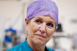 La reina Máxima visitó un hospital en Nimega y se lució con un look de cofia y ambo (Foto: Instagram @patrickvkatwijk)
