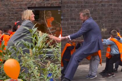 La reina Máxima y el rey Guillermo Alejandro compitieron en el juego de la soga (Foto: Captura de video / Instagram @vorsten_nl / @eo_blauwbloed)