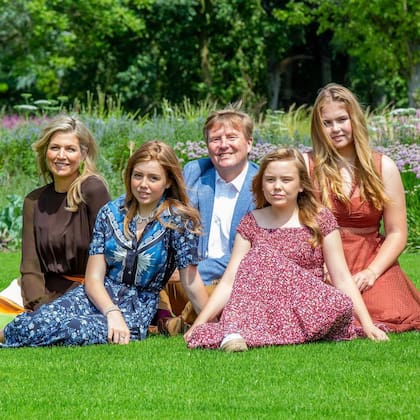 La reina Máxima y el rey Guillermo con sus hijas, Amalia, Alexia y Ariane (Foto: Instagram @koninklijkhuis)