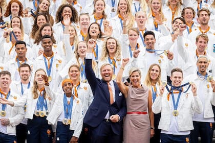 La reina Máxima y el rey Guillermo recibieron a los atletas de los Países Bajos que compitieron en los Juegos Olímpicos 2024. La foto tras el encuentro (Foto: Instagram/@KoninklijkHuis)