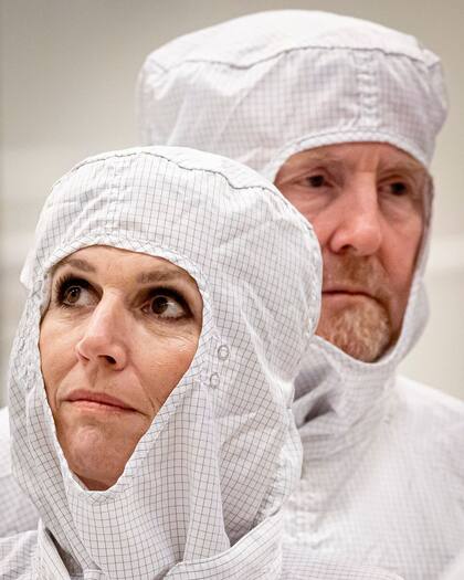 La reina Máxima y el rey Guillermo visitaron una fábrica de semiconductores y vistieron mamelucos