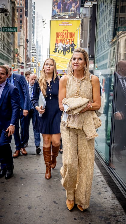 La reina Máxima y su hija, la princesa Amalia de Orange caminaron por Times Square durante su jornada de compromisos con la ONU (Foto: Instagram @patrickvkatwijk)