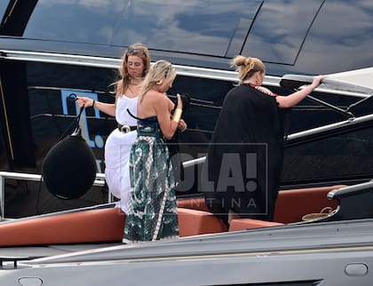 La reina Maxima y sus hijas, desplegando todas sus habilidades náuticas.