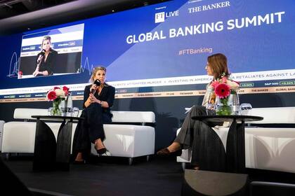 La reina Máxima Zorreguieta combinó el look con unos stilettos azules (Foto: Instagram @koninklijkhuis)