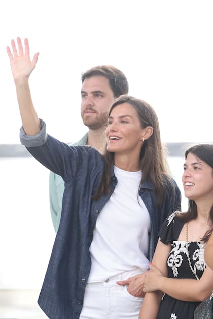 La Reina, mezclada con el resto de los familiares de los
guardiamarinas, saluda la llegada de la heredera. En su versión más casual, Letizia
con pantalón y remera en blanco, y camisa de jean.