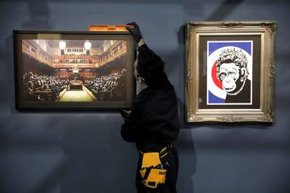 La reina mona de Banksy cuelga de la muestra que actualmente se exhibe en La Rural