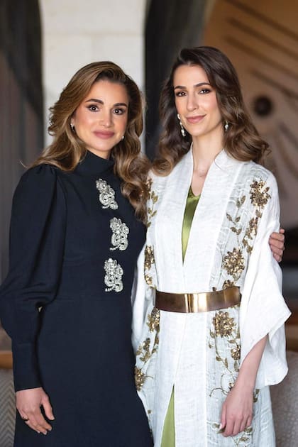 La reina Rania abraza a Rajwa, su futura nuera. “No pensaba que fuera posible tener tanta alegría en mi corazón. Felicidades a mi hijo mayor y a su futura esposa, Rajwa”, publicó la Reina en su cuenta de Instagram.