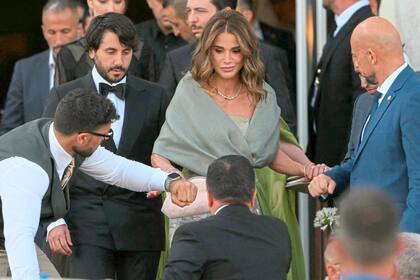 La reina Rania de Jordania sale del hotel St. Regis el día de la boda del fundador de Amazon, Jeff Bezos