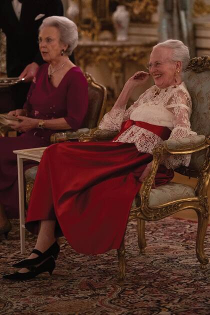 La Reina, relajada
y feliz durante las
actuaciones del coro
Sankt Anne y del ballet
del Teatro Pantomima en
el salón Kuppelsalen del
Palacio de Fredensborg.
Más temprano, había
saludado a su pueblo
sentada en una silla,
debido a que aún enfrenta
dificultades para caminar
y mantenerse mucho
tiempo de pie tras una
cirugía de espalda que
le practicaron en 2023 y
un accidente que sufrió
en 2024.