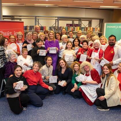 La reina se lució con un conjunto de blusa y pantalón en violeta de Natan Couture, su firma de cabecera (Foto: Instagram @koninklijkhuis)