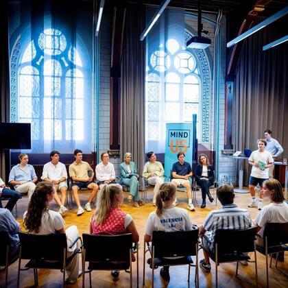 La reina se lució con un look reciclado: un traje celeste y una blusa blanca (Foto: Instagram @koninklijkhuis)