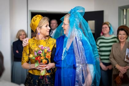 La reina se lució con un set de blusa amarilla y falda midi azul que causó sensación (Foto: Instagram @theaterkamak/@rikkert_harink_)