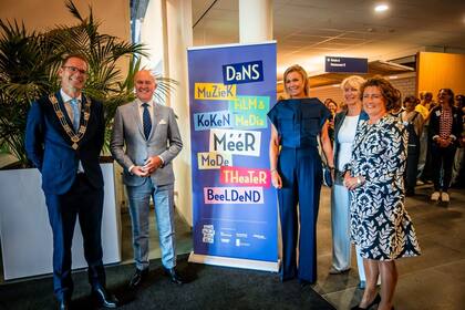 La reina se lució con un top invertido color azul marino, con un pantalón a tono y stilettos (Foto: Instagram @koninklijkhuis / @meermuziekindeklas)