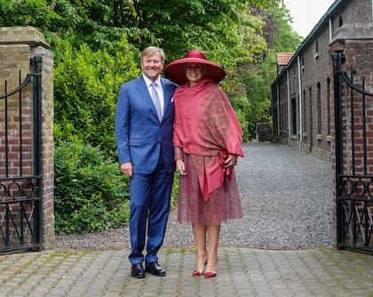 La reina se lució con un vestido color bordó que combinó con una pashmina y un imponente pamela (Foto: Instagram @koninklijkhuis)